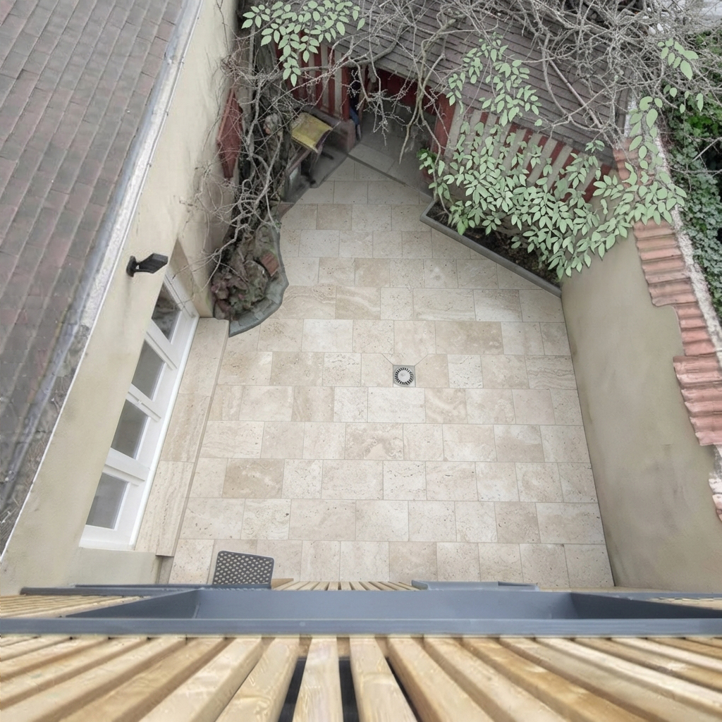 Vue plongeante sur la cour depuis la terrasse